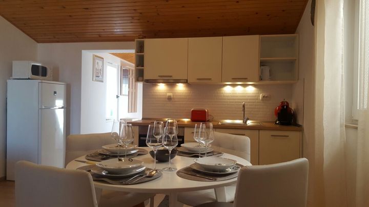 Apartment A4 – Kitchen and dining table